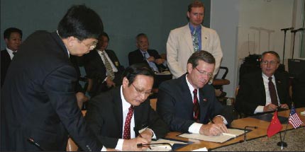 U.S. DHHS Secretary Leavitt and Chinese Vice-Minister of Health Guoquiang sign MOU